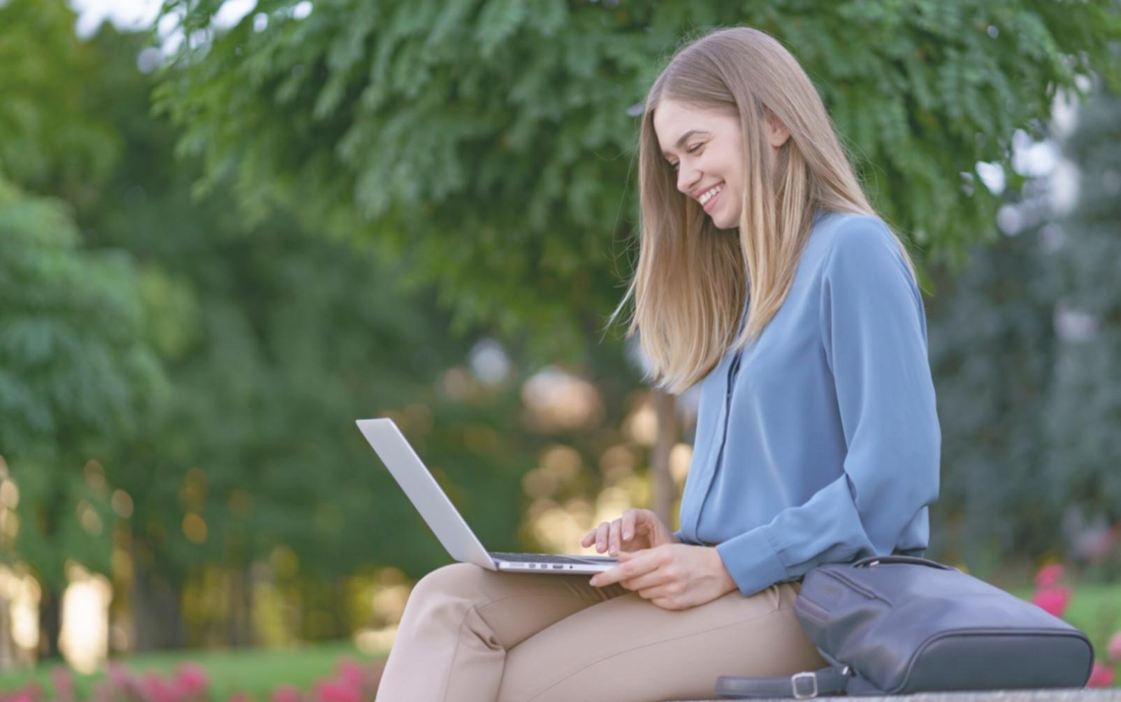 Étudiant analysant des données financières sur plusieurs écrans