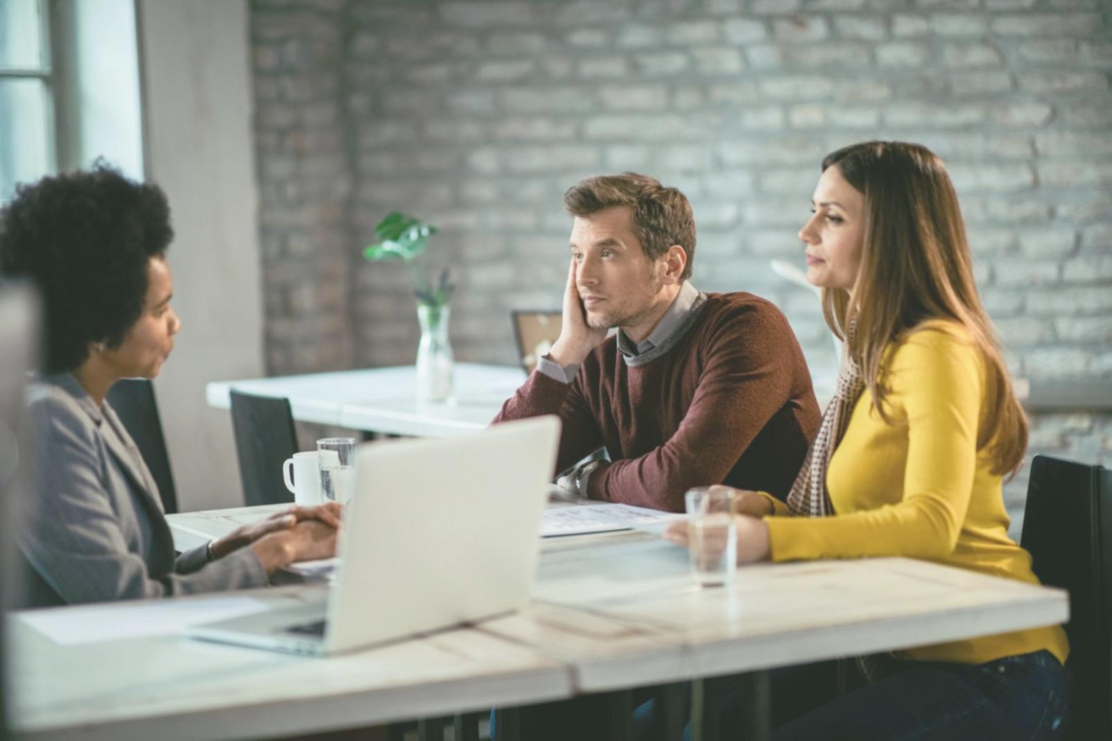 Équipe de conseillers financiers en réunion avec des entrepreneurs pour discuter de stratégies de trésorerie personnalisées