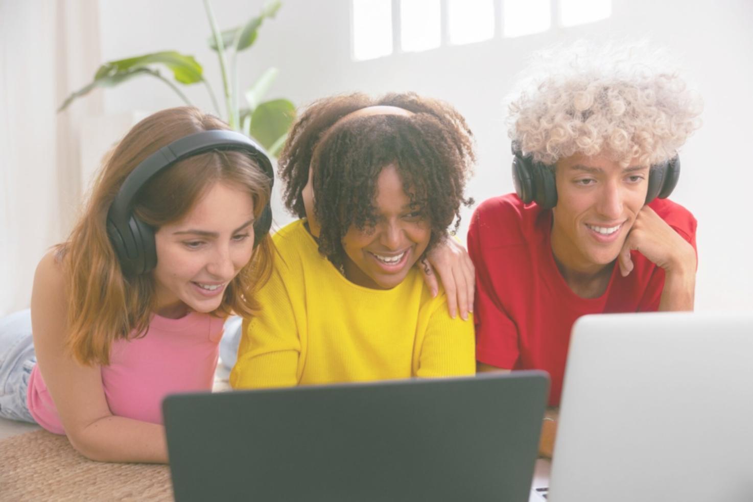 Réunion d'équipe analysant des documents financiers et graphiques